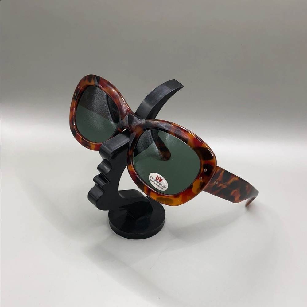Vintage 80's 90's amber tortoise frame oval butterfly semi oversized sunglasses.